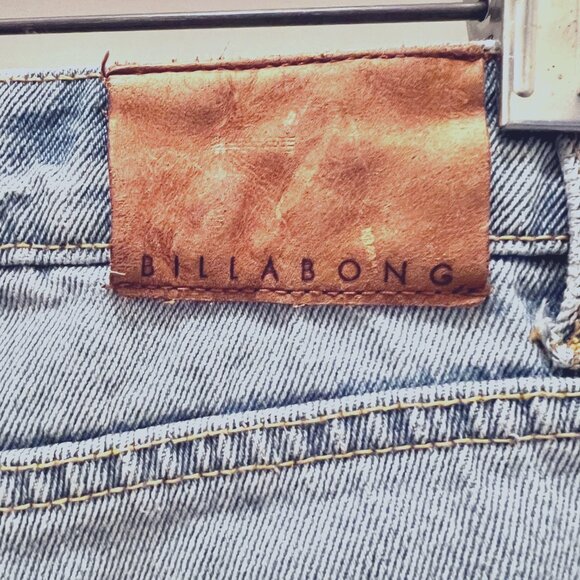 Billabong-Women's Cuffed Distressed Denim/Jean shorts-Size 28-Two Tone /Frayed - Picture 9 of 11